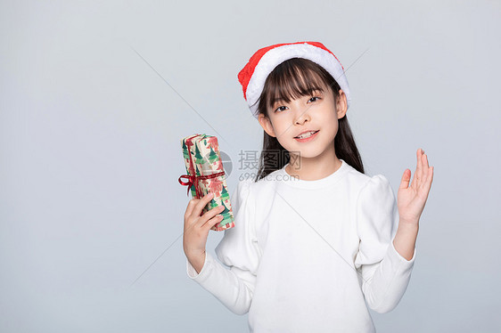 小女孩手拿圣诞礼物图片
