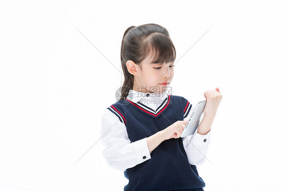 小女孩使用平板电脑线上学习图片