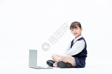 小女孩使用笔记本电脑图片