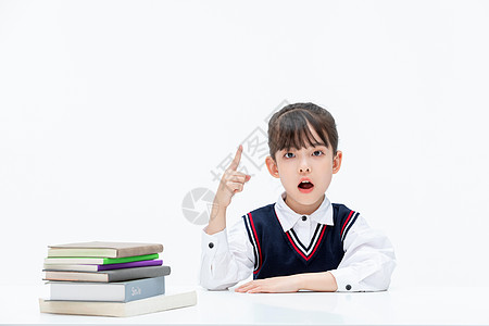 小女孩在课桌前学习做作业灵感迸发背景