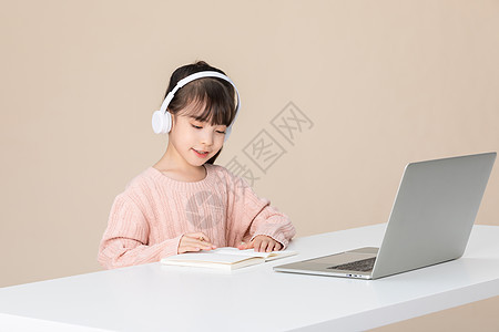 小女孩使用电脑线上学习听课图片