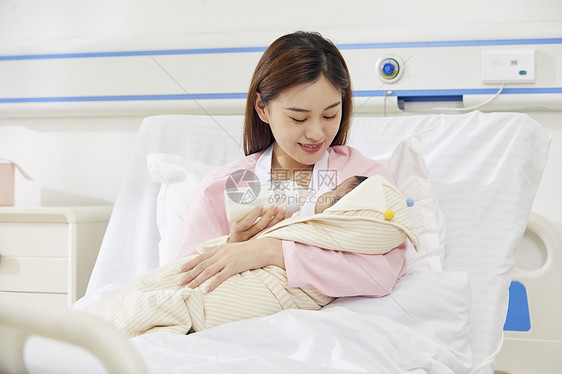 月子中心年轻宝妈给新生儿婴儿宝宝喂奶图片