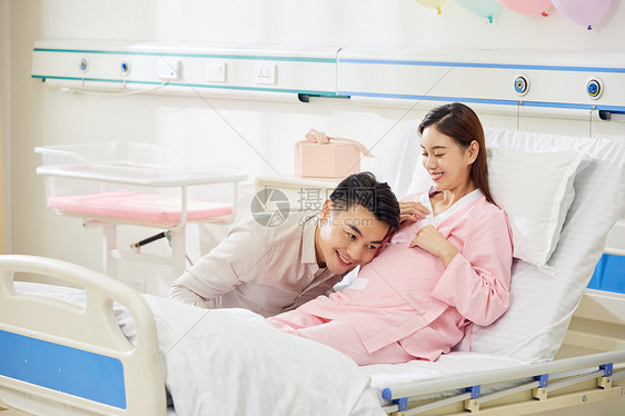 医院产房准爸爸感受宝宝胎动图片