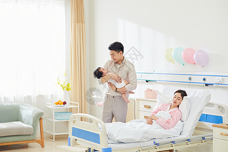 年轻奶爸和婴儿宝宝互动背景图片