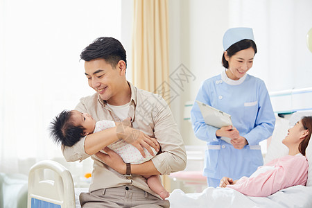 新生儿母亲年轻奶爸和婴儿宝宝互动背景
