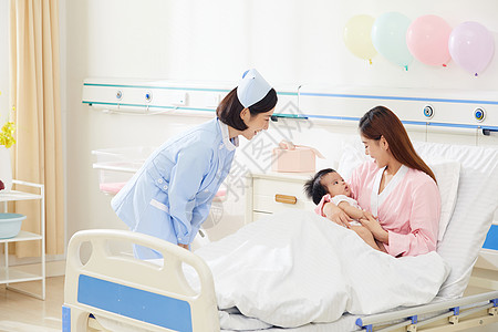 高档月子中心护工照顾婴儿和宝妈图片