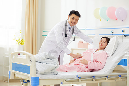 医院妇产科男医生给孕妇做身体检查图片