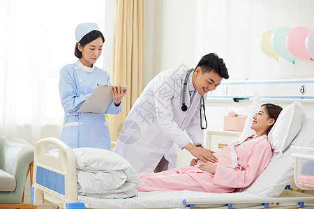 医院妇产科男医生给孕妇做身体检查背景图片