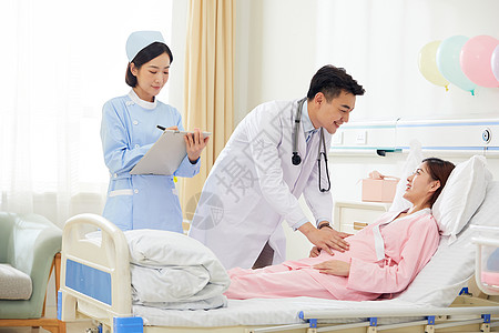 医院妇产科男医生给孕妇做身体检查背景图片