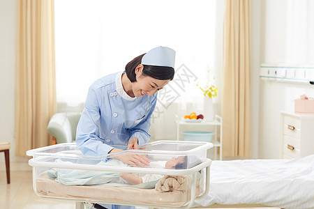 高档月子中心护工和婴儿互动图片