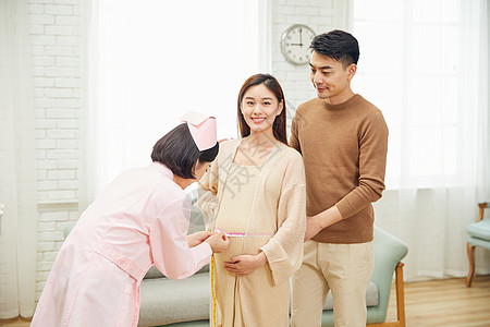 月子中心护工给待产孕妇量肚子维度图片