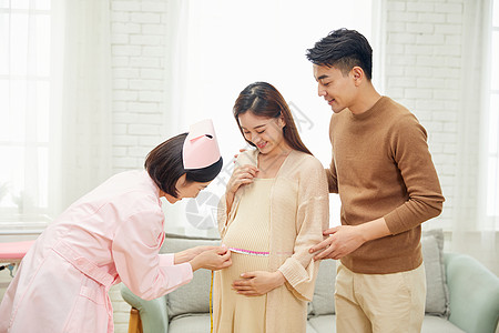 月子中心护工给待产孕妇量肚子维度图片素材