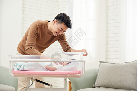 年轻奶爸和婴儿宝宝互动背景图片