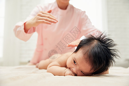 按摩婴儿护工给宝宝按摩背景