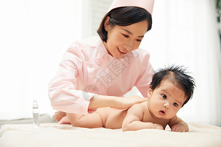 婴幼儿按摩护工给宝宝按摩背景