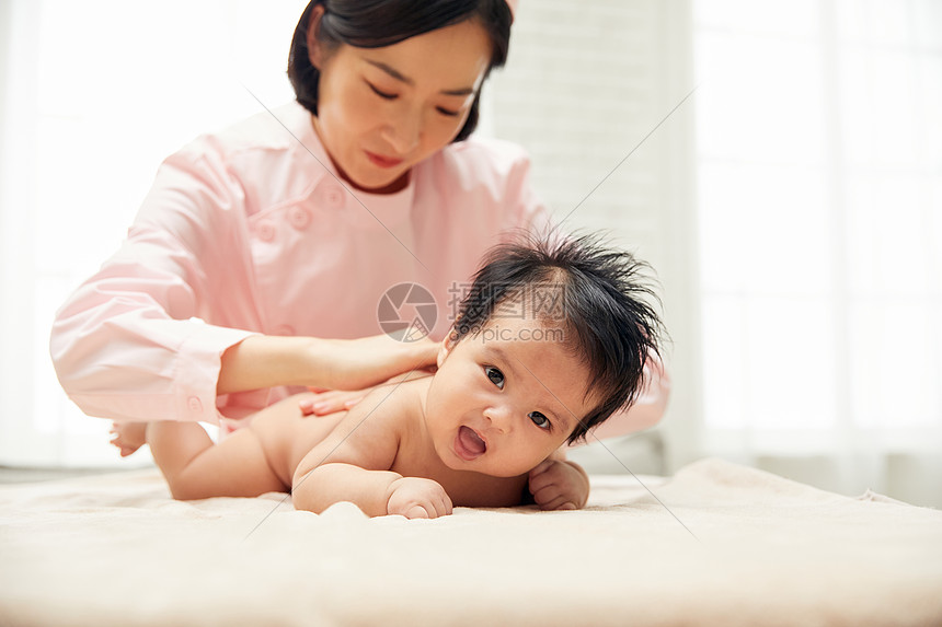 月子中心护工给宝宝按摩图片