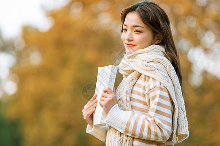 秋季清新美女户外写真图片