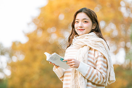 秋季清新美女户外阅读图片