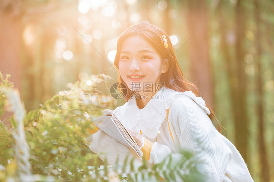 森系美女公园阅读学习图片