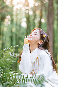 年轻蕨类植物森系女孩时尚写真背景