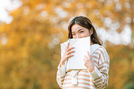 手捧书本的清新文艺秋季美女图片