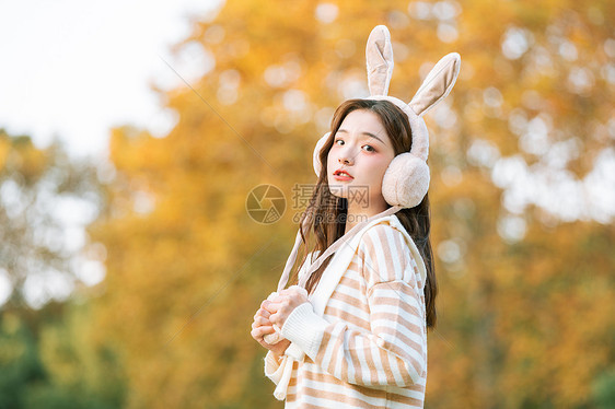 头戴兔耳朵秋季甜美女孩图片