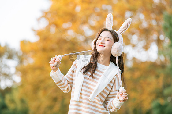 头戴兔耳朵秋季甜美女孩图片