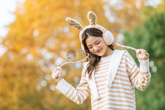 头戴兔耳朵秋季甜美女孩图片