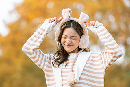 头戴兔耳朵秋季甜美女孩写真图片