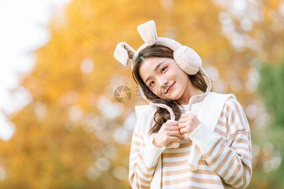 头戴兔耳朵秋季甜美女孩写真图片