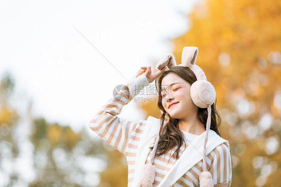 头戴兔耳朵秋季甜美女孩图片