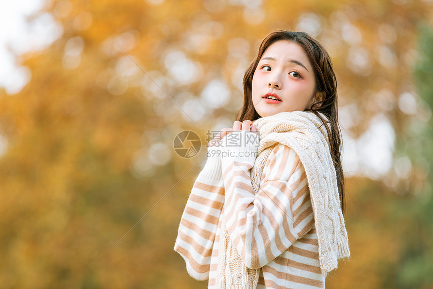 秋季围围巾元气美女图片