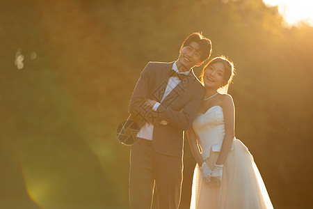 夕阳下的浪漫婚纱照图片