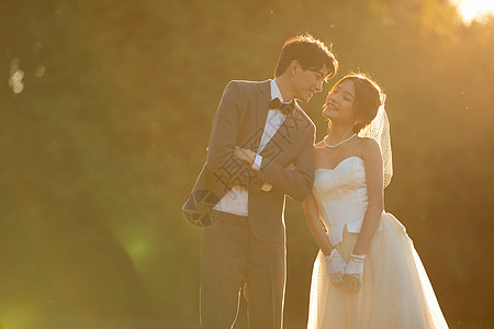 夕阳下的浪漫婚纱照图片