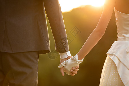 结婚礼服夕阳下的浪漫婚纱照特写背景