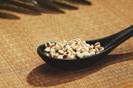 勺子里的薏米背景图片