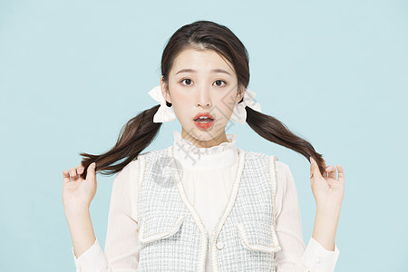 比基尼 美女韩系俏皮双马尾可爱少女抓辫子背景