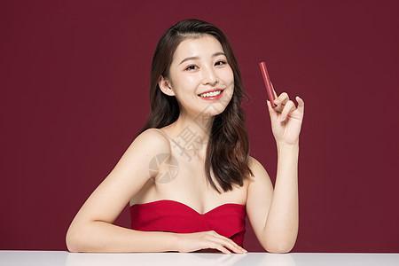 时尚性感美女涂唇彩图片