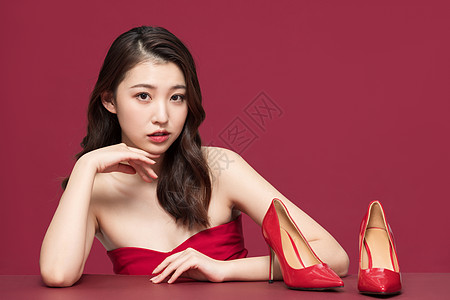 时尚性感美女展示红色高跟鞋图片