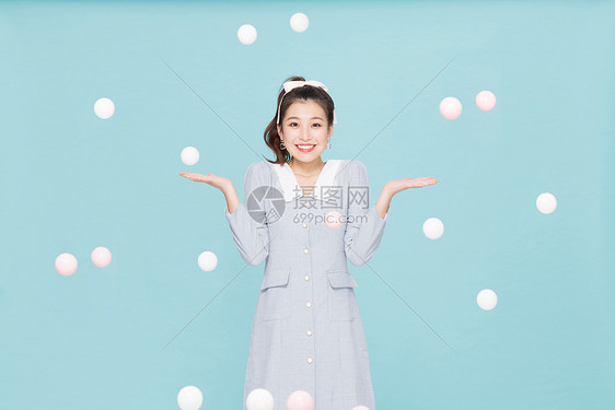韩系活力甜美少女用手接球图片