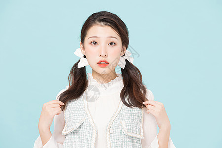 韩系双马尾可爱少女抓辫子背景