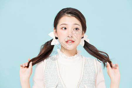 韩系双马尾可爱少女抓辫子图片素材