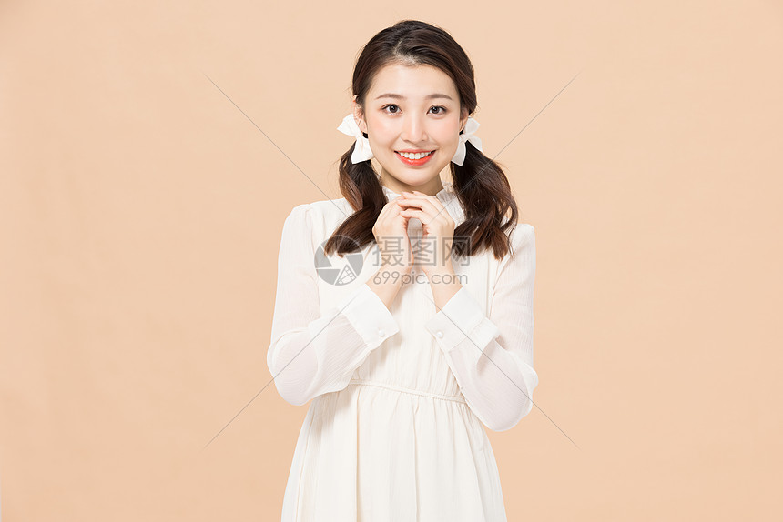 韩系双马尾可爱少女双手祝福图片