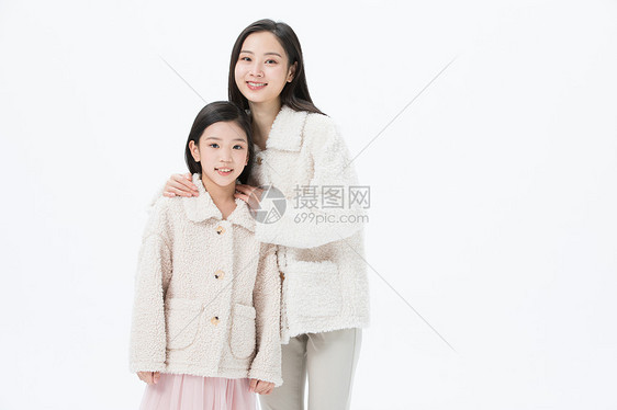 穿着白色毛衣的母女抱在一起图片