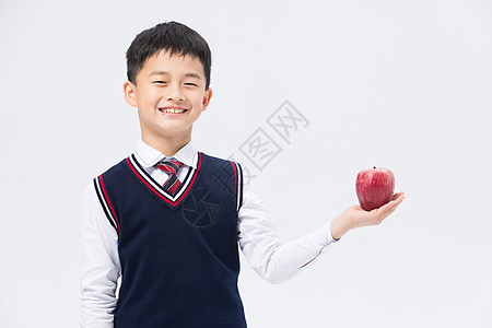 手捧苹果健康饮食的小男孩图片