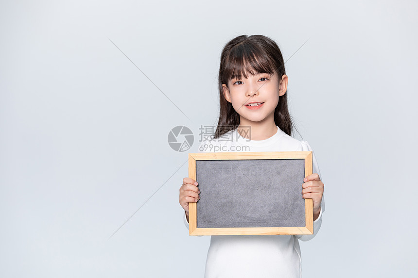 小女孩双手拿着黑板图片