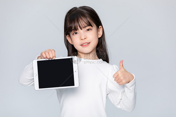 小女孩拿着平板电脑点赞图片