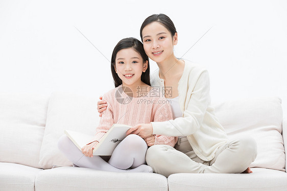 妈妈在沙发上给女儿讲故事图片