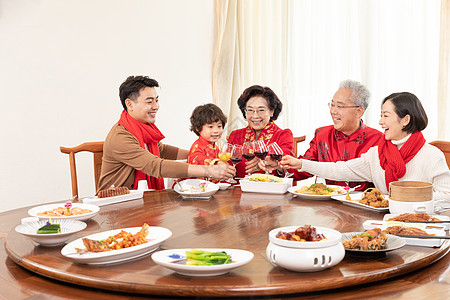 家庭三代一家五口碰杯庆祝春节背景