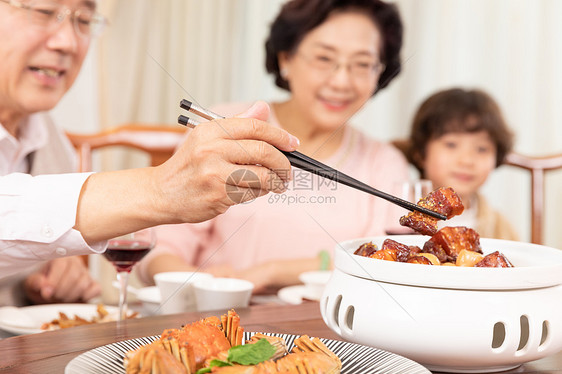 新春家庭年夜饭夹菜特写图片